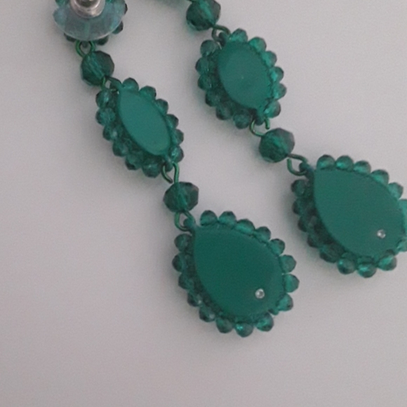 Gorgeous Emerald Green Teardrop Dangle Earrings - Picture 7 of 9